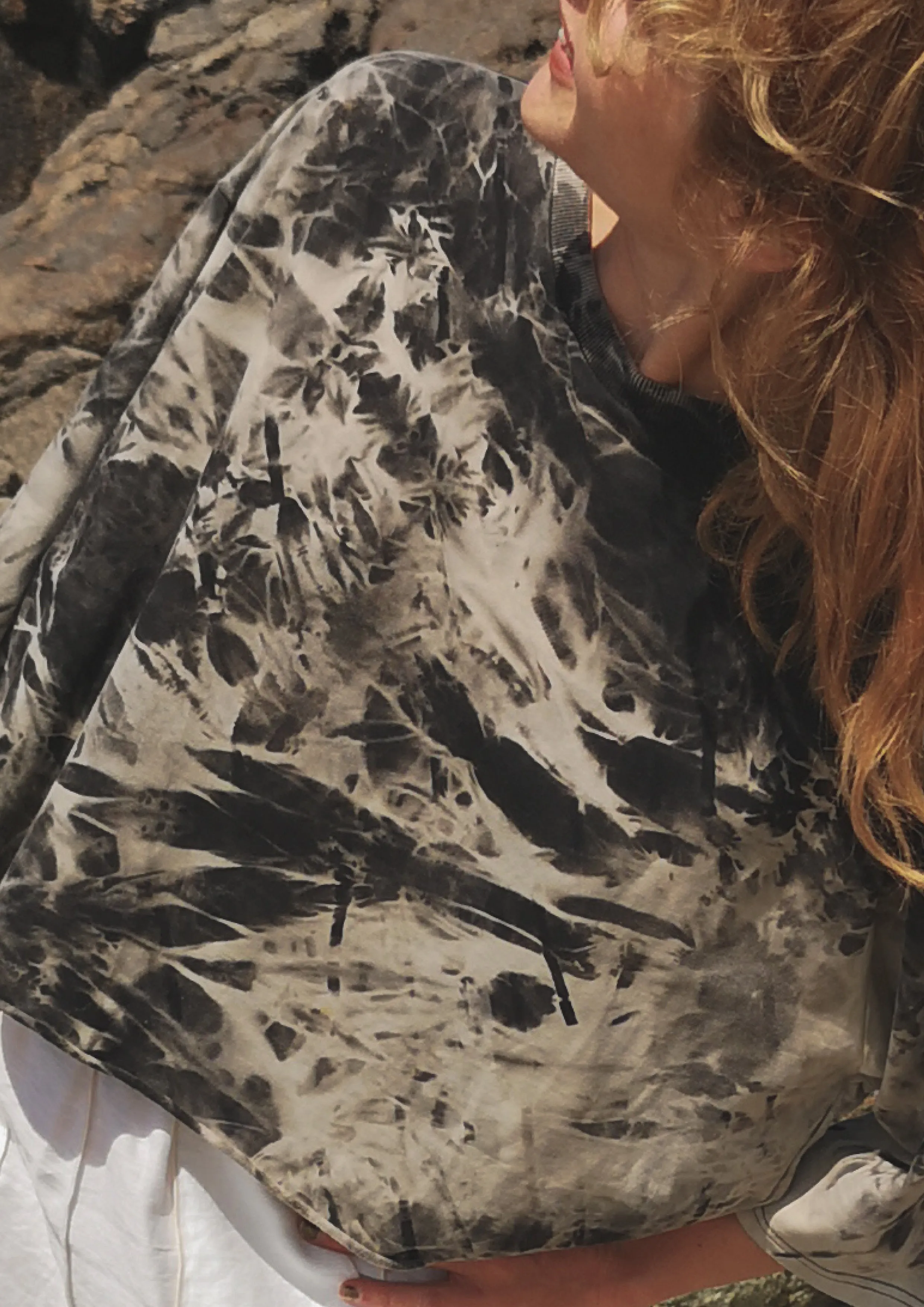 CROP TOP - black / white hand bleached
