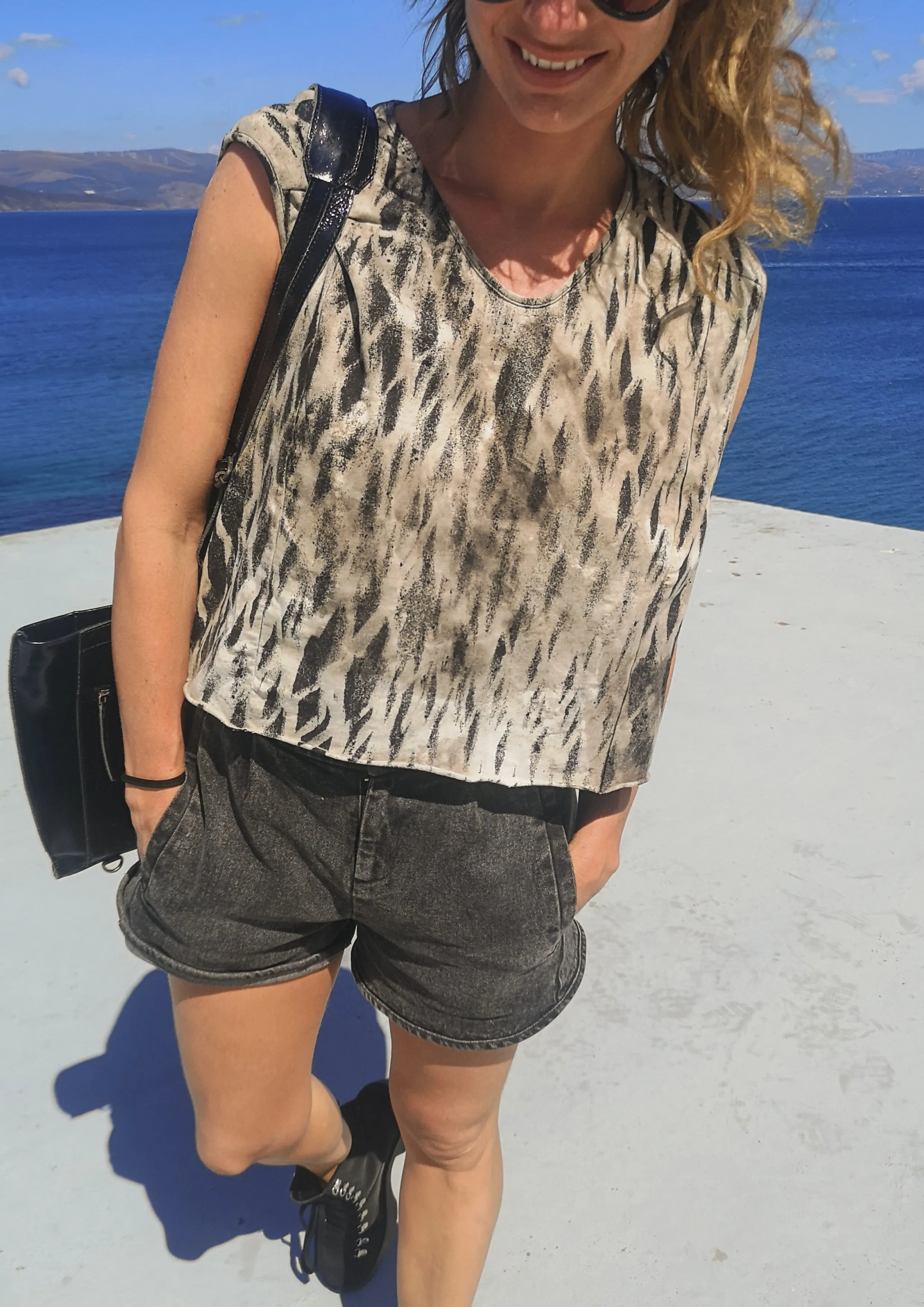 CROP TOP SLEEVELESS - black / white hand painted